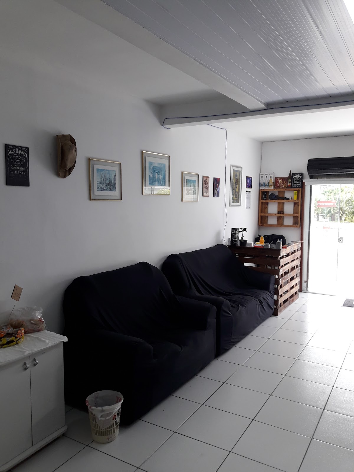 Sala de espera da Barbearia Rock Star, com detalhes de decoração na parede