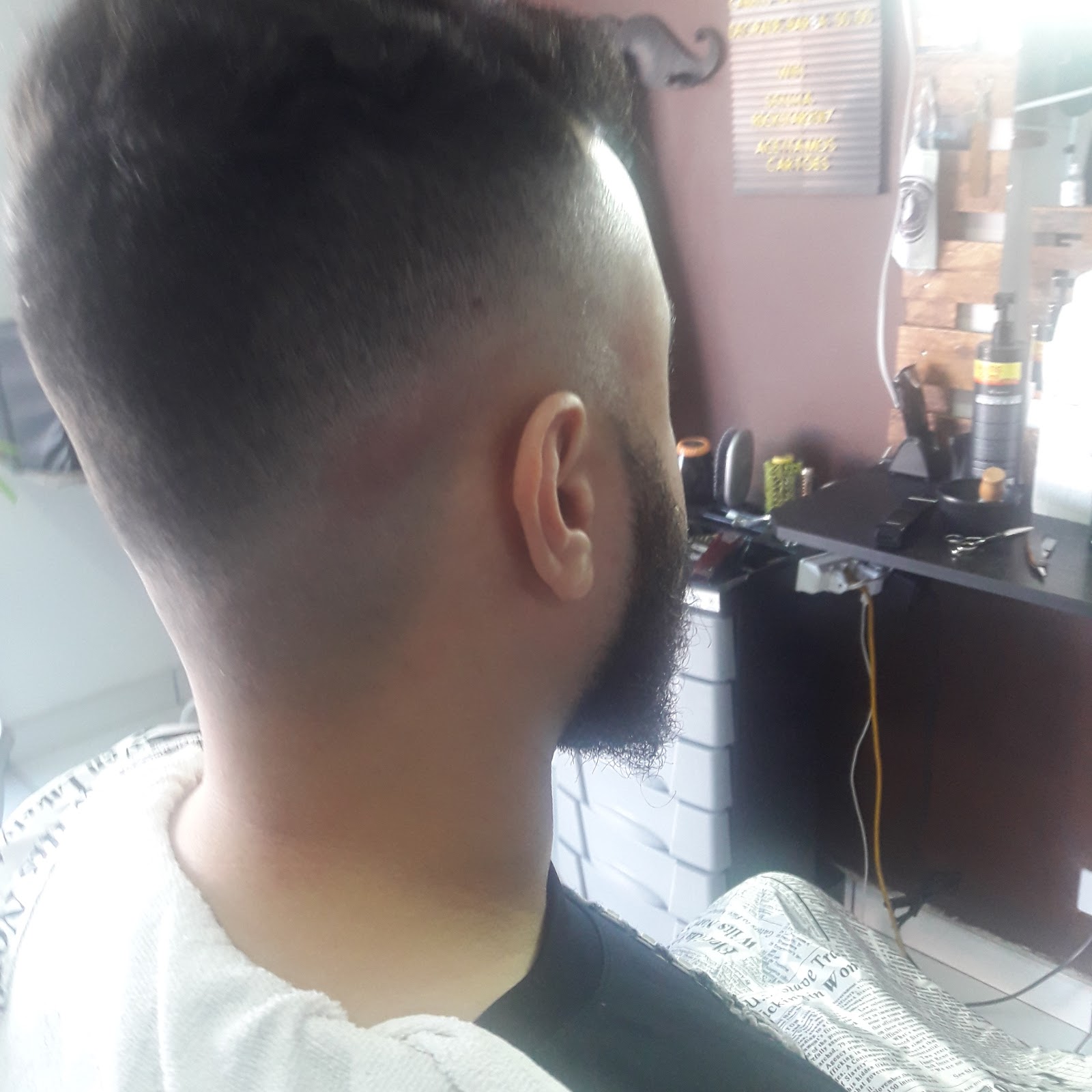 Detalhe de corte degradê na nuca, feito na Barbearia Rock Star